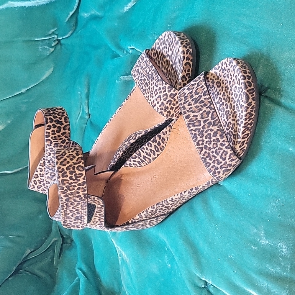GENTLE souls 7.5 leopard sandals